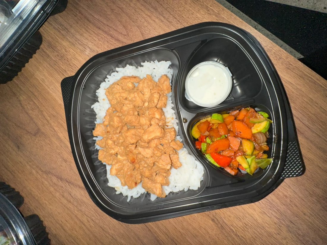 Un repas BoBo Food : poulet, riz basmati, légumes sautés et sauce au yaourt