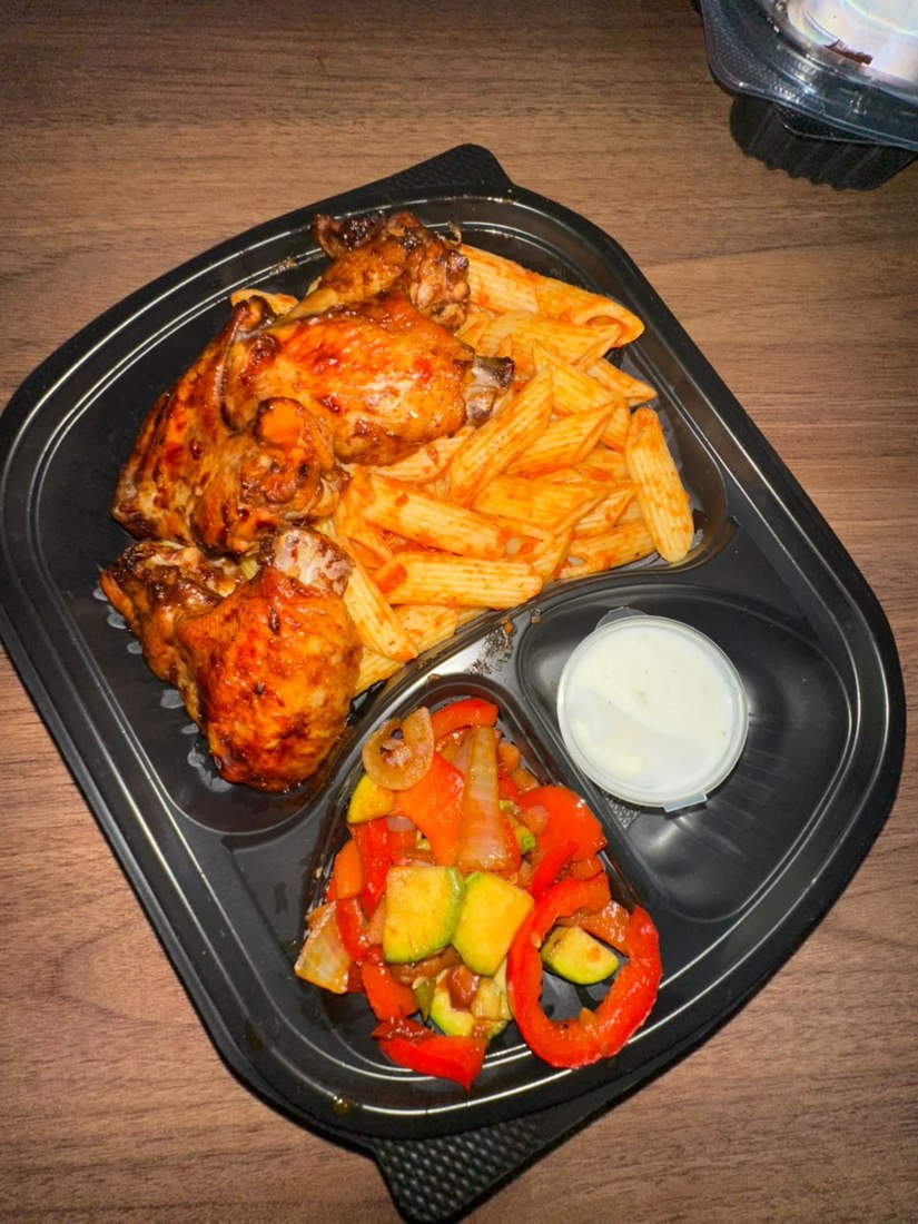 Un repas BoBo Food, wings et penne, dans sa boîte